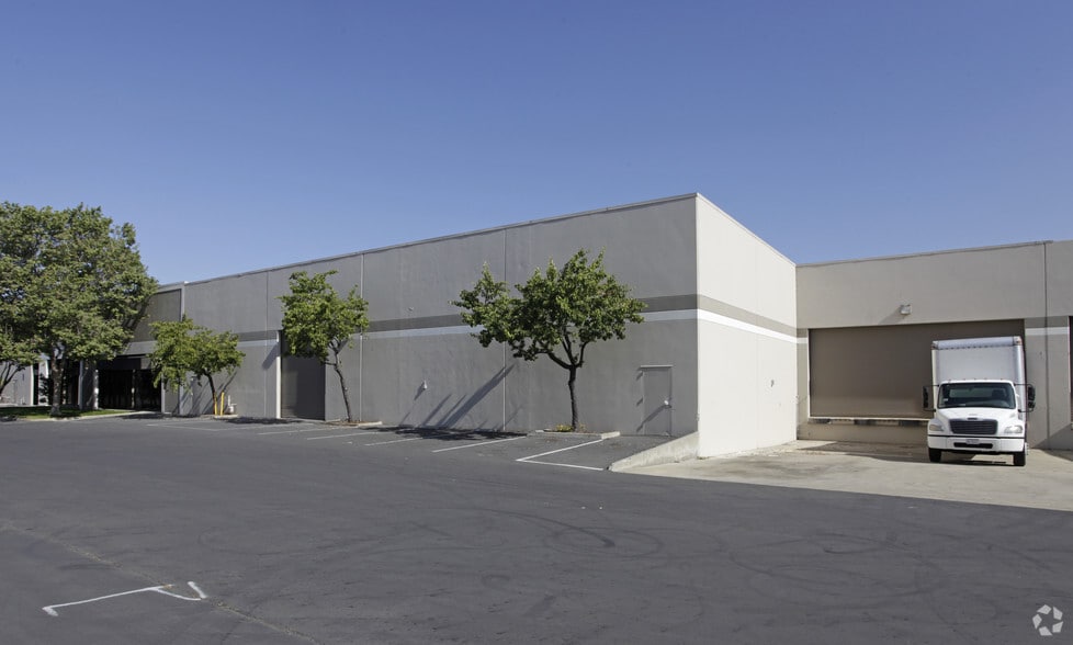 2357 Industrial Pky W, Hayward, CA for rent - Primary Photo - Image 2 of 4