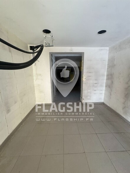 Retail in Paris to rent - Interior Photo - Image 1 of 8