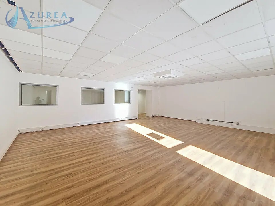 Location Entrepôt 183 m² - Photo 1