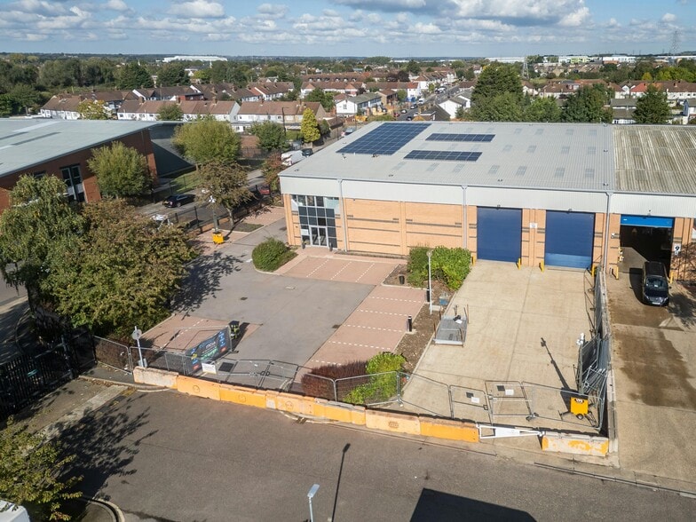 Mollison Ave, Enfield to rent - Building Photo - Image 2 of 13