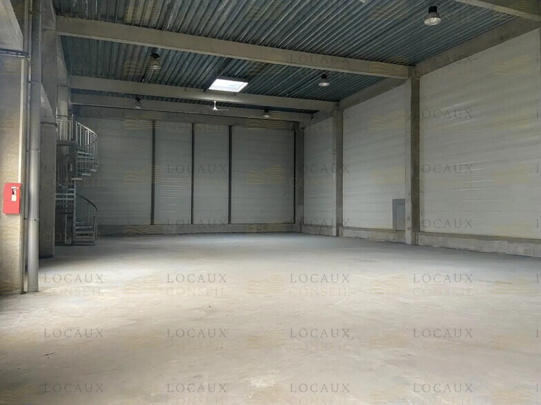 Light Industrial in Argenteuil to rent - Interior Photo - Image 1 of 19