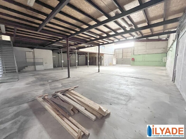 Light Industrial in Aubagne to rent - Interior Photo - Image 1 of 6