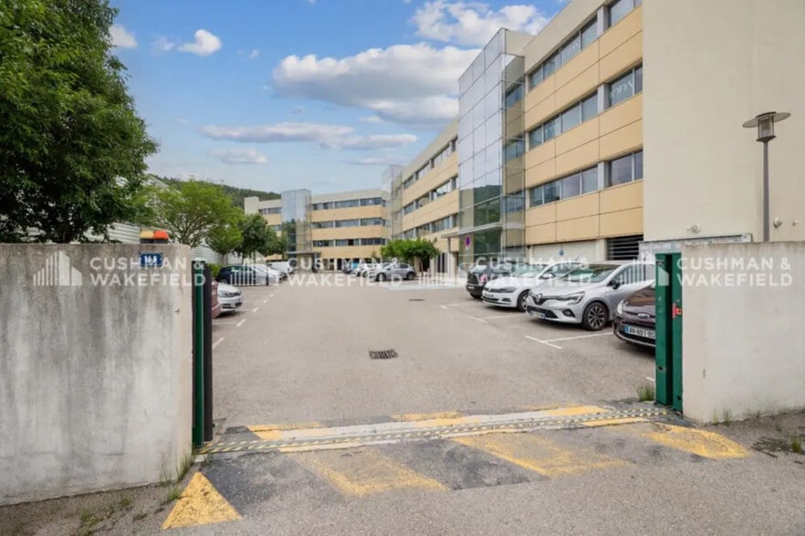 165 Avenue Du Marin Blanc, Aubagne to rent - Building Photo - Image 2 of 5