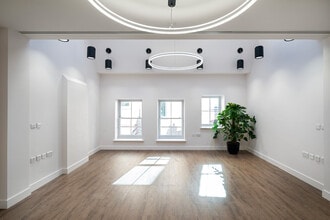 2 Bentinck Mews, London to rent Interior Photo- Image 2 of 12