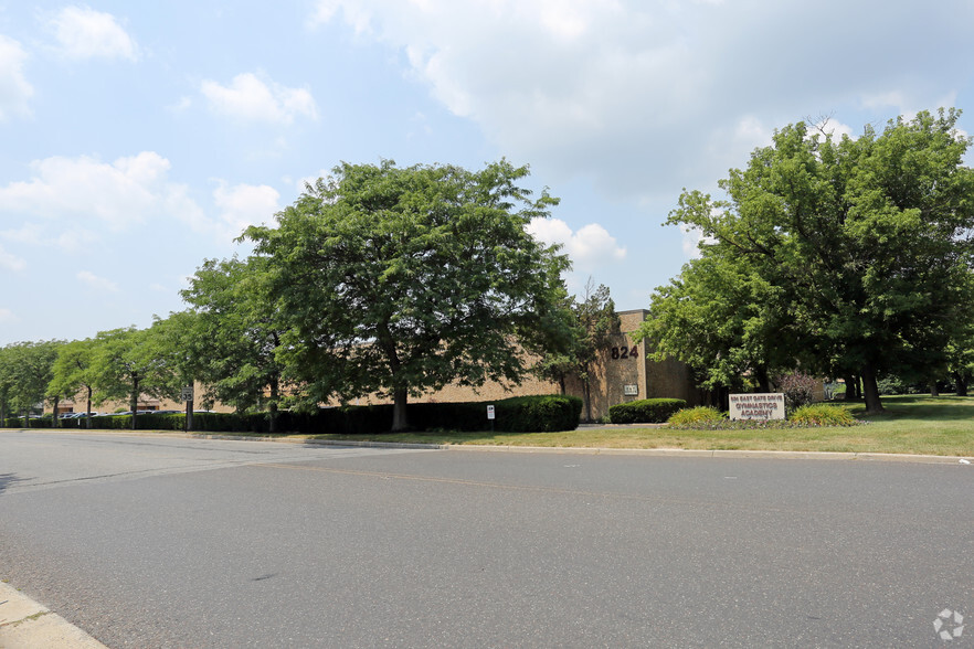 824 East Gate Dr, Mount Laurel, NJ for rent - Primary Photo - Image 3 of 7