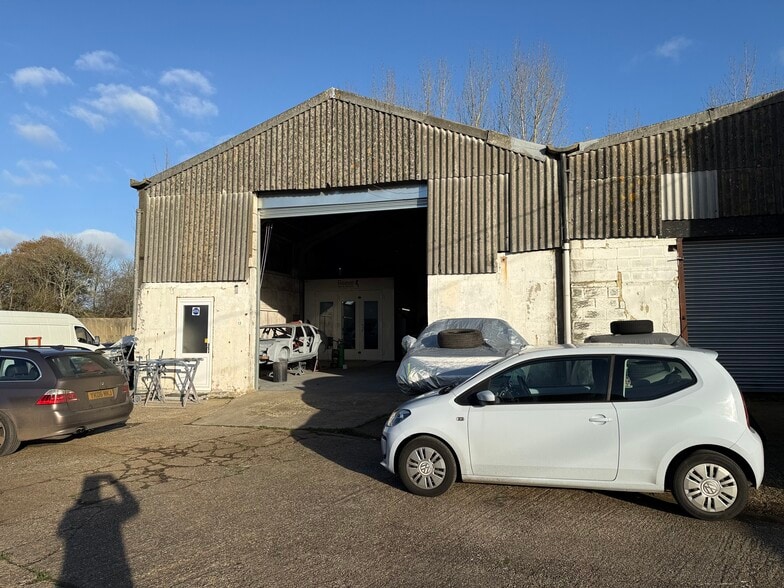 Units 13 &13b Ridge Farm, Horsham Rd, Dorking to rent - Building Photo - Image 3 of 7