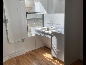 140 W 30th St, New York, NY for rent Interior Photo- Image 1 of 5