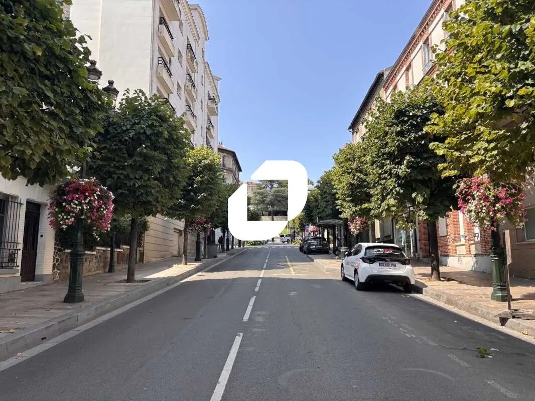 Retail in Puteaux to rent Building Photo- Image 1 of 2