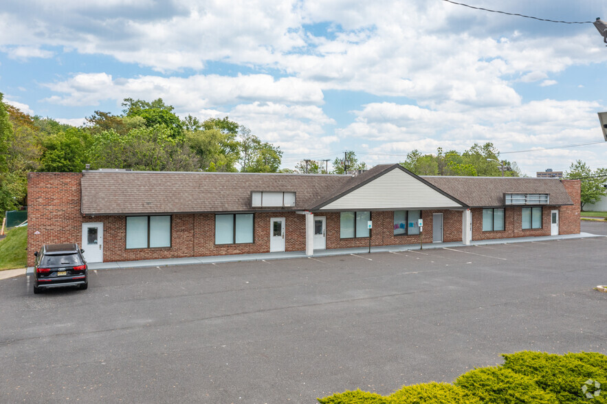 219 S Burnt Mill Rd, Voorhees, NJ for rent - Primary Photo - Image 1 of 6