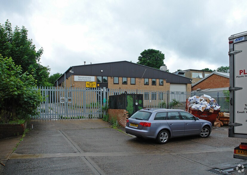 216 Bellingdon Rd, Chesham for rent - Building Photo - Image 3 of 3