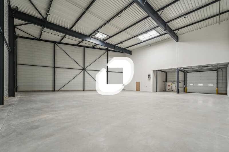 Light Industrial in Osny to rent - Building Photo - Image 1 of 26