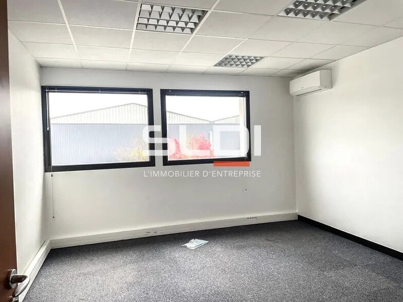 884 Rue Des Mercières, Rillieux-la-Pape to rent - Interior Photo - Image 2 of 19