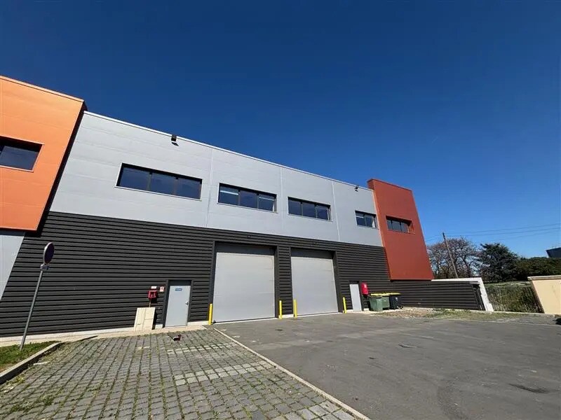 Light Industrial in Romainville to rent Building Photo- Image 1 of 9