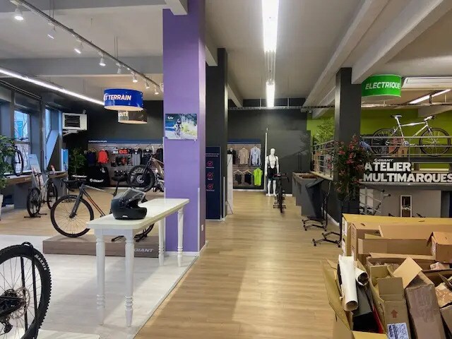 Retail in Caluire-et-Cuire to rent Interior Photo- Image 1 of 6