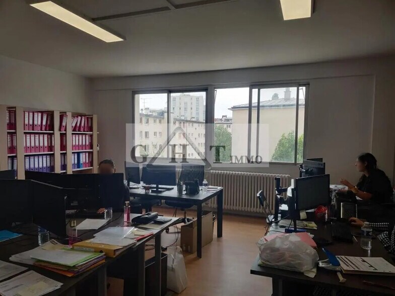 Office in Maisons-Alfort to rent - Interior Photo - Image 2 of 10