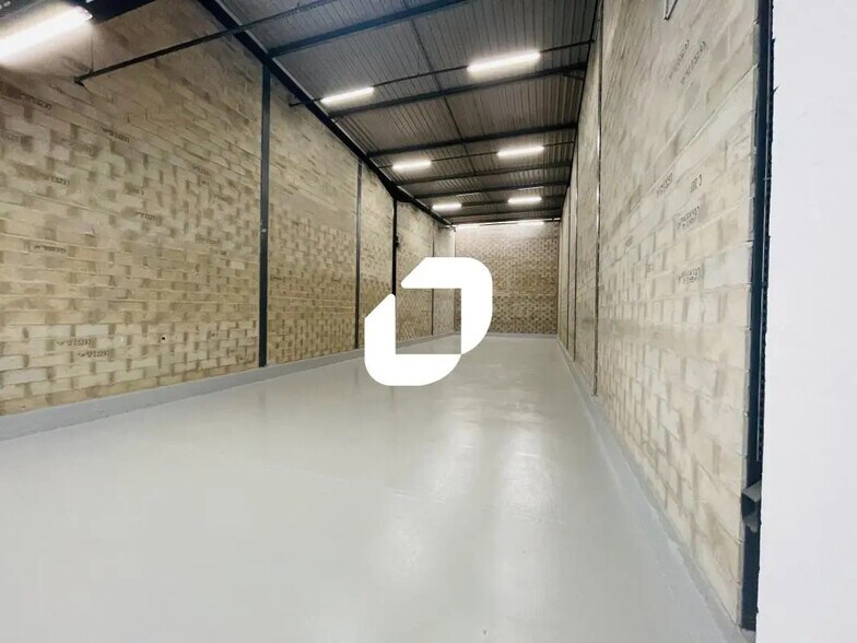 Light Industrial in Noisy-le-Grand to rent - Interior Photo - Image 1 of 5