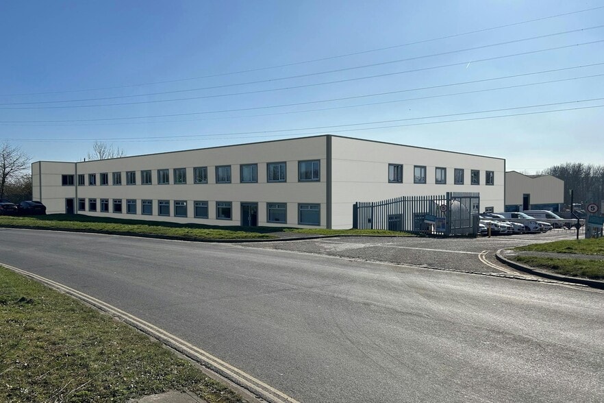 Armstrong Rd, Basingstoke to rent - Building Photo - Image 2 of 3