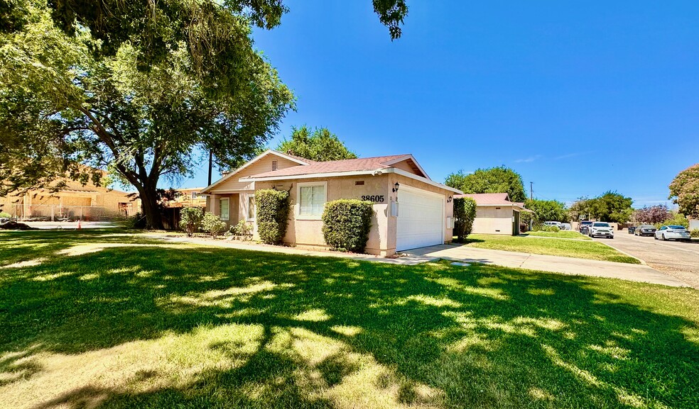 38605 25th St E, Palmdale, CA for sale - Primary Photo - Image 1 of 18