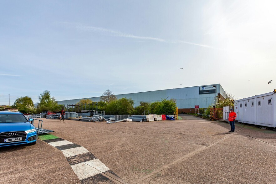 Trinity St, Oldbury to rent - Building Photo - Image 1 of 6