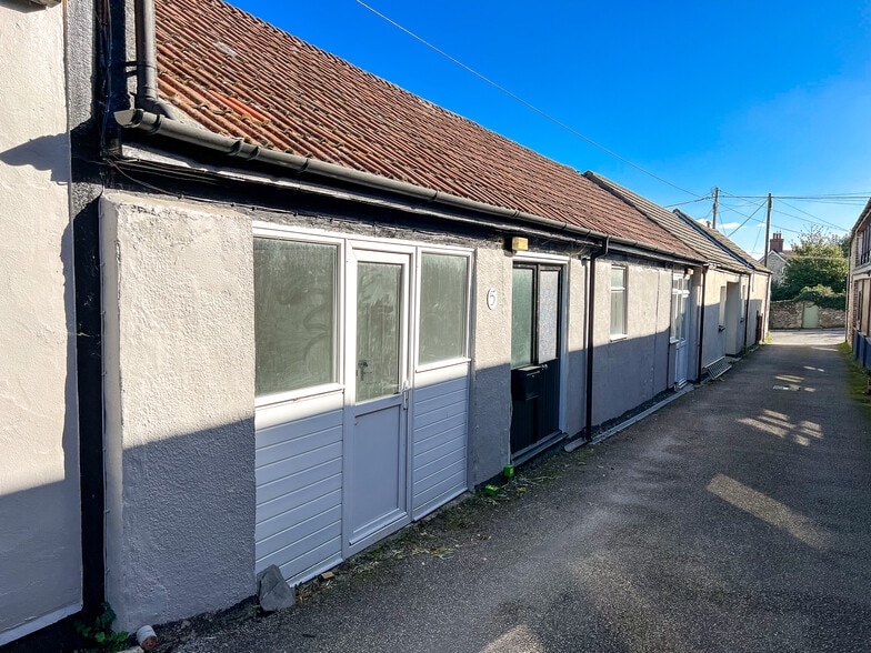 1-7 The Sq, Grampound Road to rent - Building Photo - Image 2 of 2