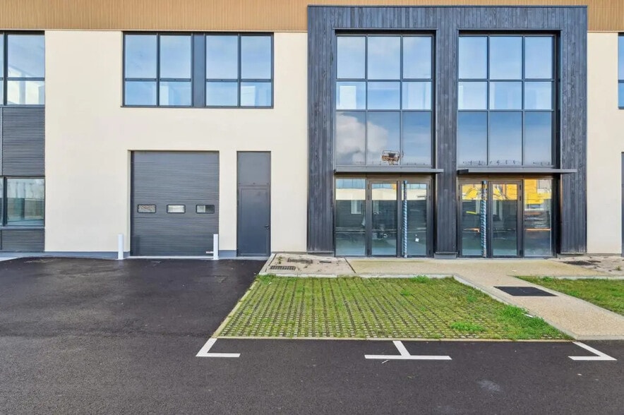Industrial in Nanterre to rent - Building Photo - Image 2 of 29