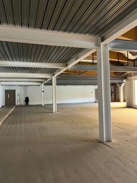 Lakeside Way, Leeds to rent - Building Photo - Image 3 of 9