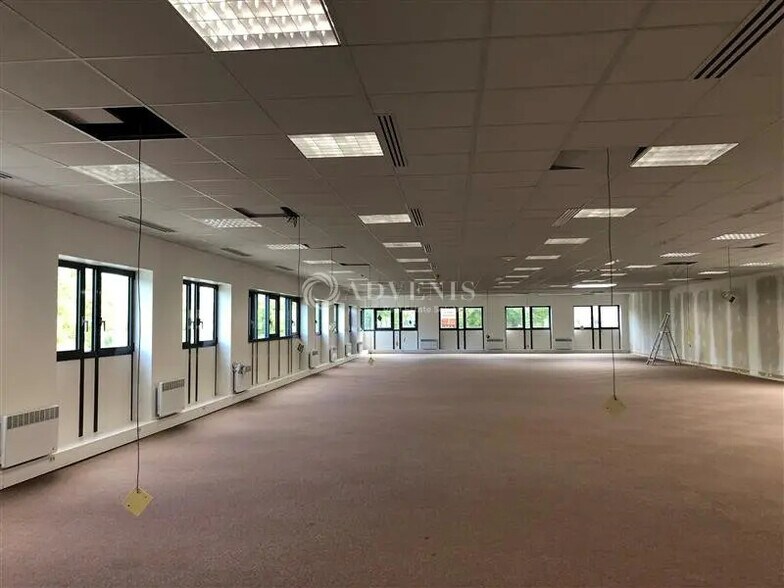 Light Industrial in Montigny-le-Bretonneux to rent - Interior Photo - Image 3 of 7