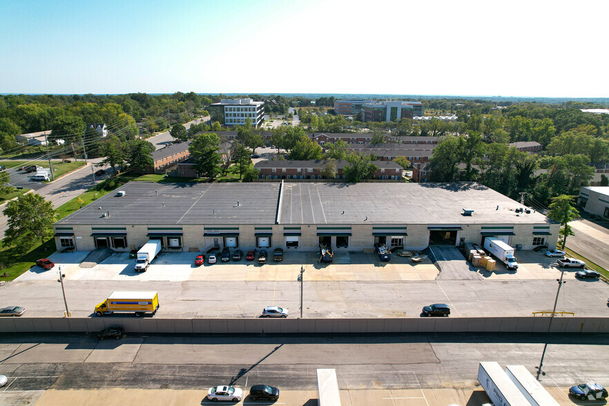 1067-1083 N Warson Rd, Saint Louis, MO for rent - Building Photo - Image 3 of 3