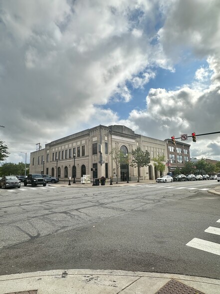 103 Lincolnway, Valparaiso, IN for rent - Primary Photo - Image 1 of 2