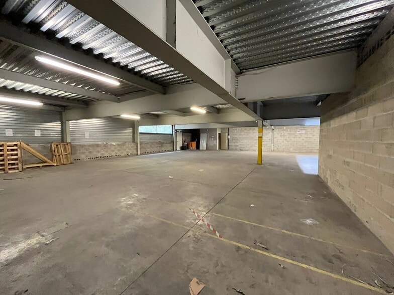 Rue Du Dirigeable, Aubagne to rent - Interior Photo - Image 3 of 8