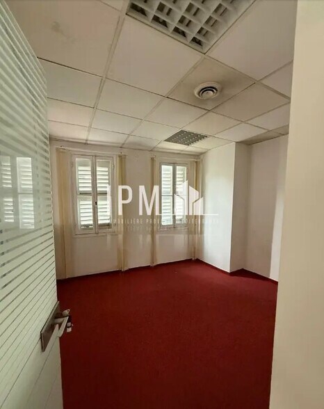 Office in Marseille for sale - Interior Photo - Image 1 of 5