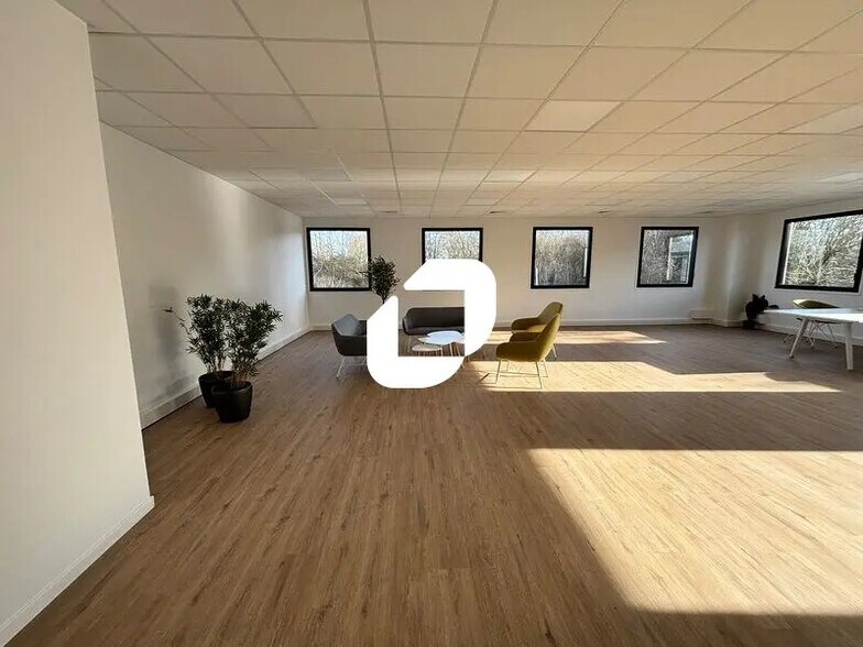 Office in Lisses to rent - Interior Photo - Image 1 of 9