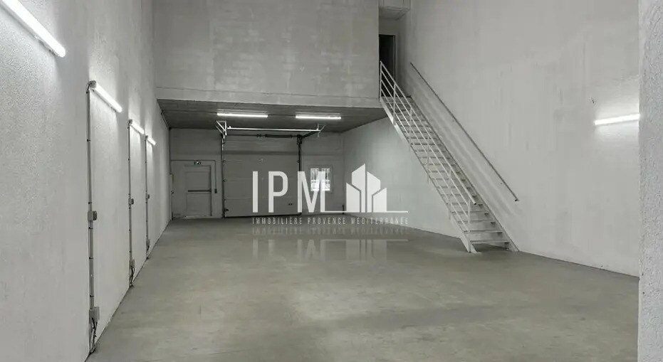 Location Local d'activités 190 m² - Photo 1