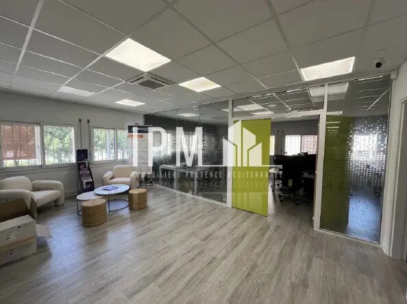 Office in Vitrolles to rent - Interior Photo - Image 1 of 8