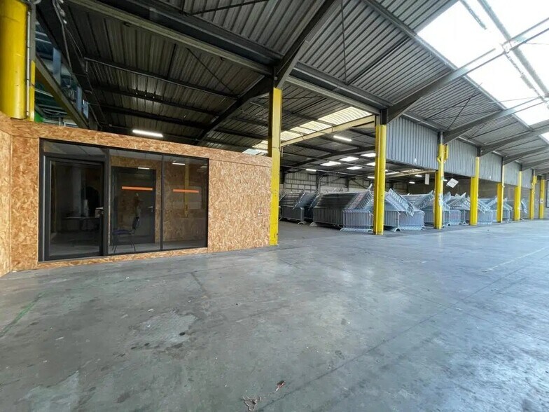 Industrial in Paris to rent - Interior Photo - Image 1 of 8