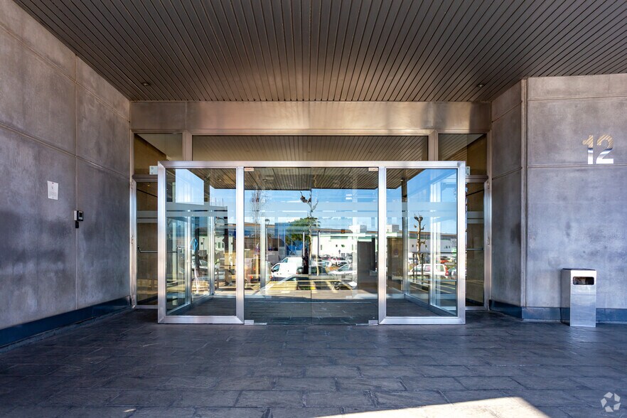 Office in El Prat de Llobregat, Barcelona to rent - Building Photo - Image 2 of 4