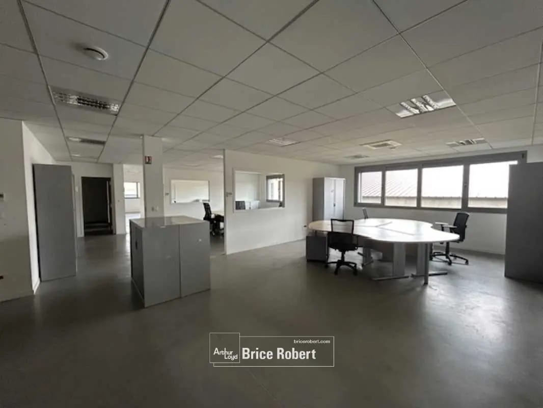 Light Industrial in Décines-Charpieu to rent Interior Photo- Image 1 of 6