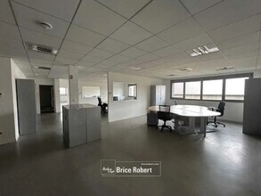 Light Industrial in Décines-Charpieu to rent Interior Photo- Image 1 of 6