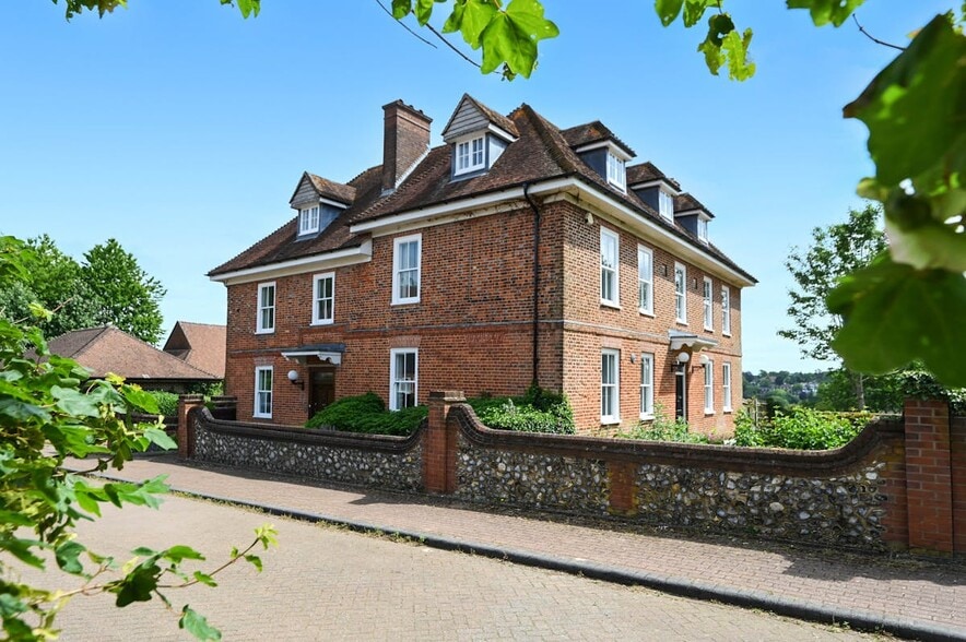 14 Glovers Clos, Westerham to rent - Building Photo - Image 2 of 2