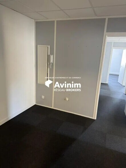 Office in Brignais for sale - Interior Photo - Image 2 of 32