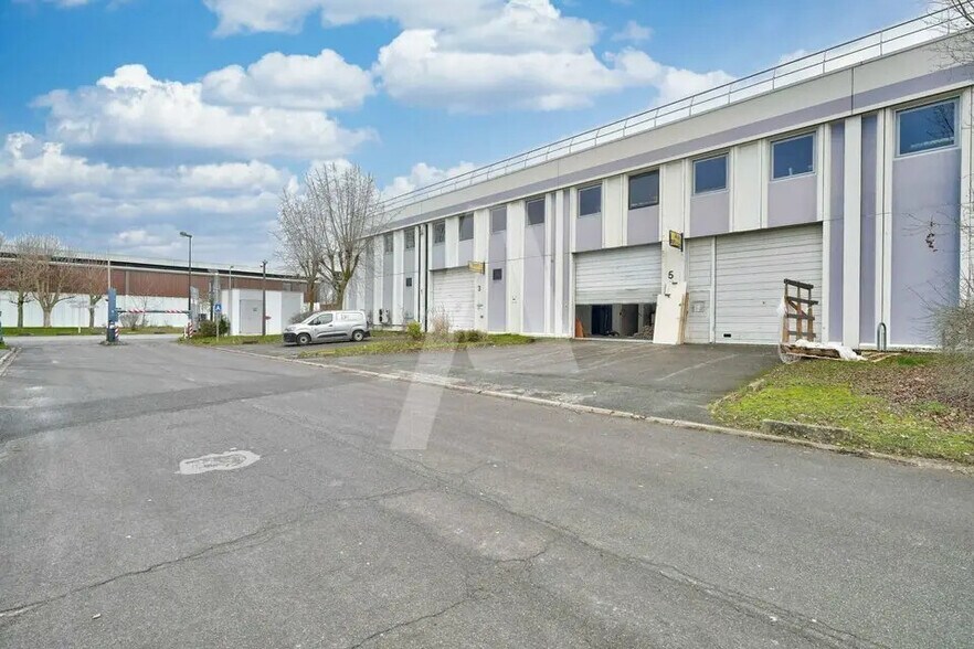 Light Industrial in Lisses to rent - Building Photo - Image 3 of 8