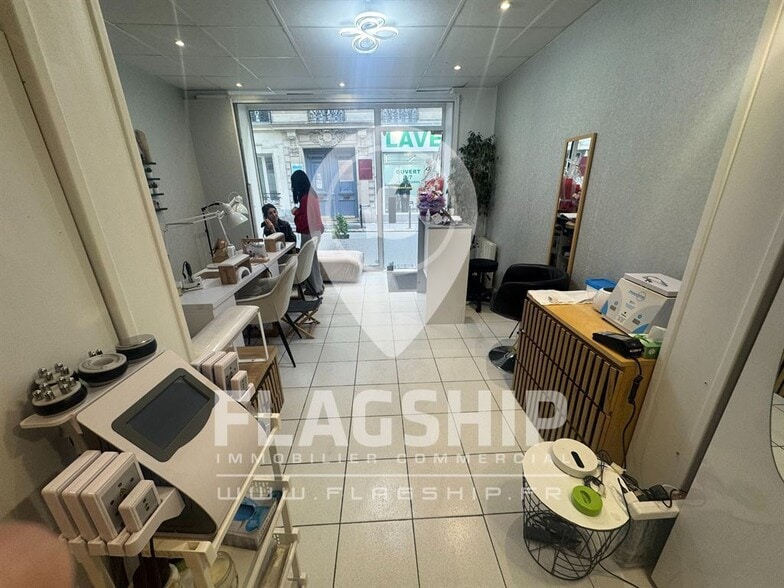 Retail in Paris to rent - Interior Photo - Image 2 of 9