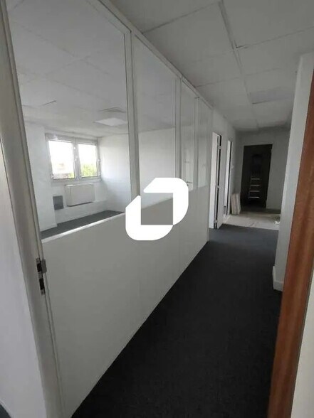 2 Rue De Marly Le Roi, Le Chesnay-Rocquencourt to rent - Interior Photo - Image 2 of 28