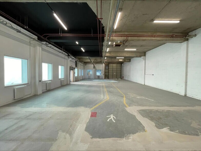Light Industrial in Nanterre to rent - Interior Photo - Image 3 of 10