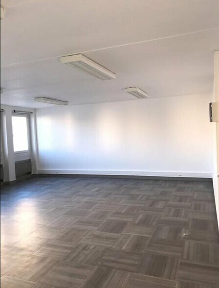 Office in Créteil to rent - Interior Photo - Image 2 of 4