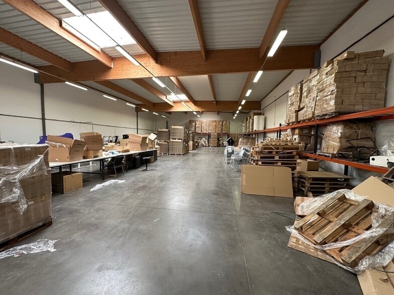 Industrial in Décines-Charpieu to rent - Interior Photo - Image 2 of 7
