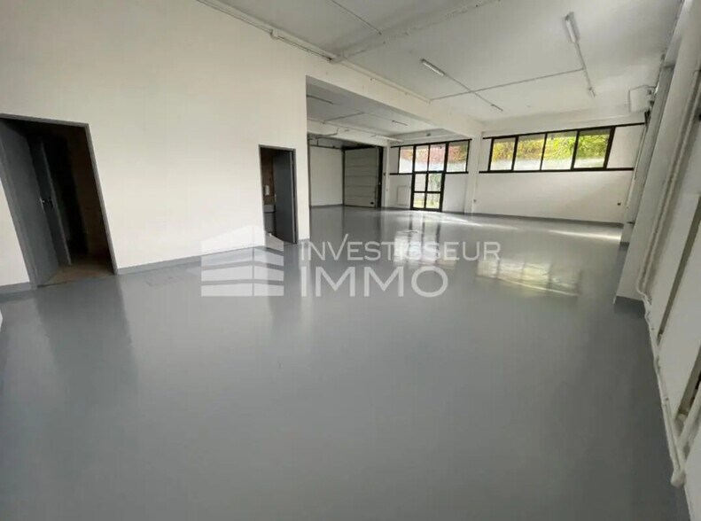 Light Industrial in Nanterre to rent - Interior Photo - Image 1 of 10