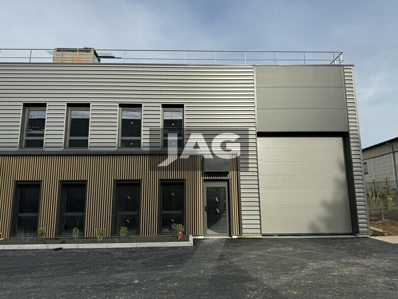 Light Industrial in Vénissieux to rent - Building Photo - Image 2 of 9