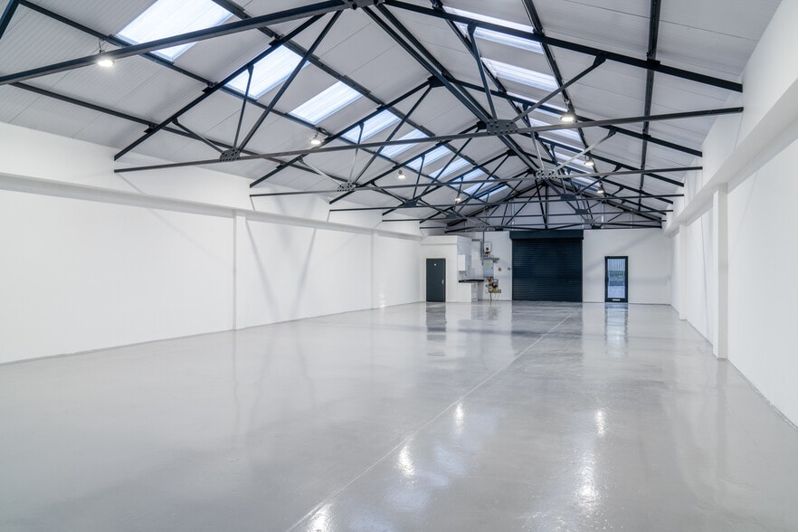 23 Crown Rd, Enfield to rent - Building Photo - Image 3 of 41