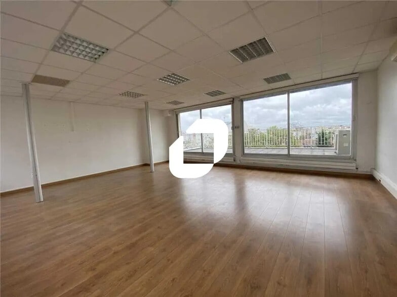 Office in Montreuil to rent - Building Photo - Image 1 of 4